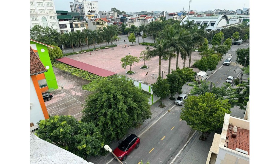 Bán 123m mt 7m view thoáng, ô tô tránh vỉa hè gần công viên tặng nhà 2 tầng 180tr/m Long Biêb