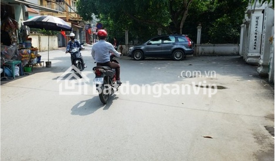 diện tích 40m, mặt tiền 3m, 3 tầng dân xây chắc chắn, ngõ rộng cách chỗ để ô tô 20m